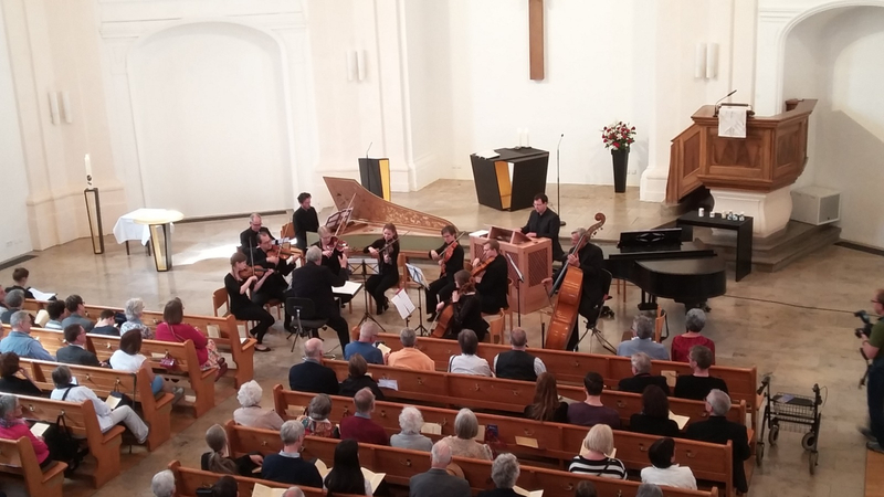 Bild vom Einweihungskonzert mit den Bezirkskantoren und dem Kammerorchester "Concerto Ludwigsburg unter Prof. Siegfried Bauer"